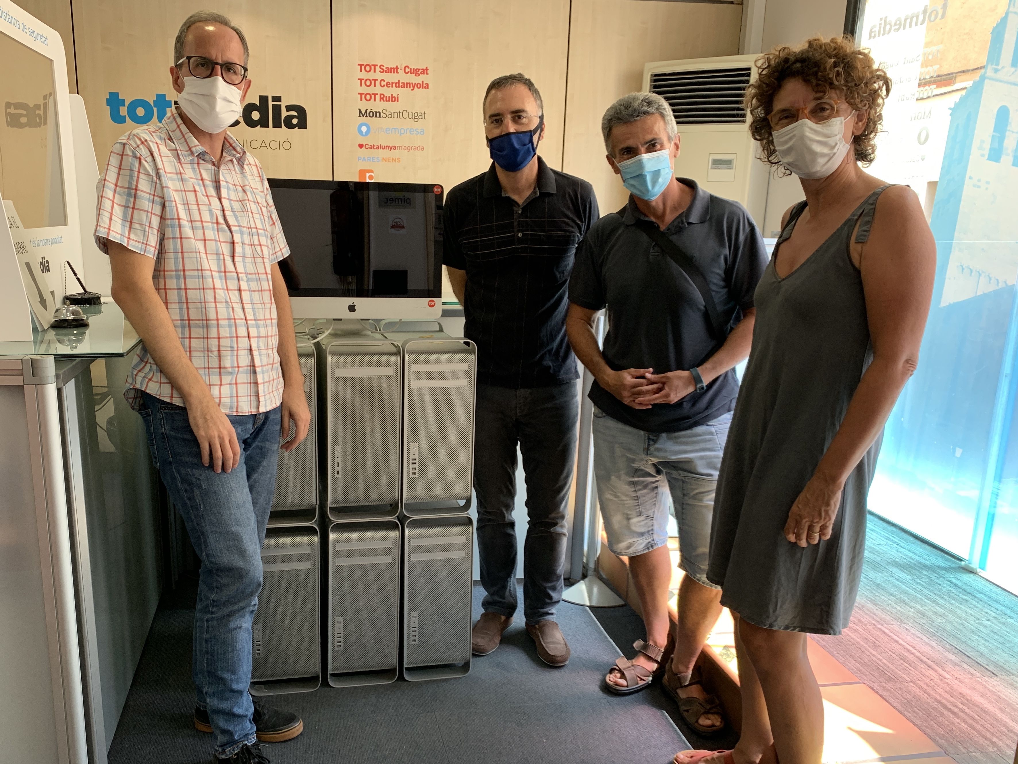 Moment de l'entrega dels ordinadors a Labdoo. D'esquerra a dreta, Arnau Pàmies i Xavier Grau de Totmedia, Miquel Urrutia, director de l'Institut FP Sant Cugat i Elena Parpal de Labdoo